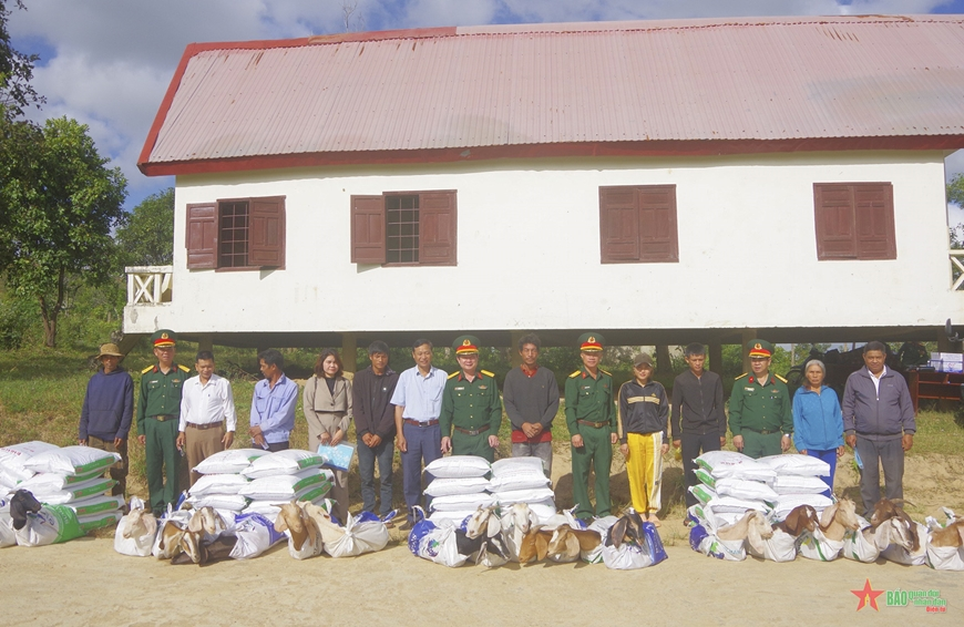 Công ty Cà phê 15, Quân khu 5 bàn giao vật tư, con giống tại huyện Krông Búk, tỉnh Đắk Lắk
